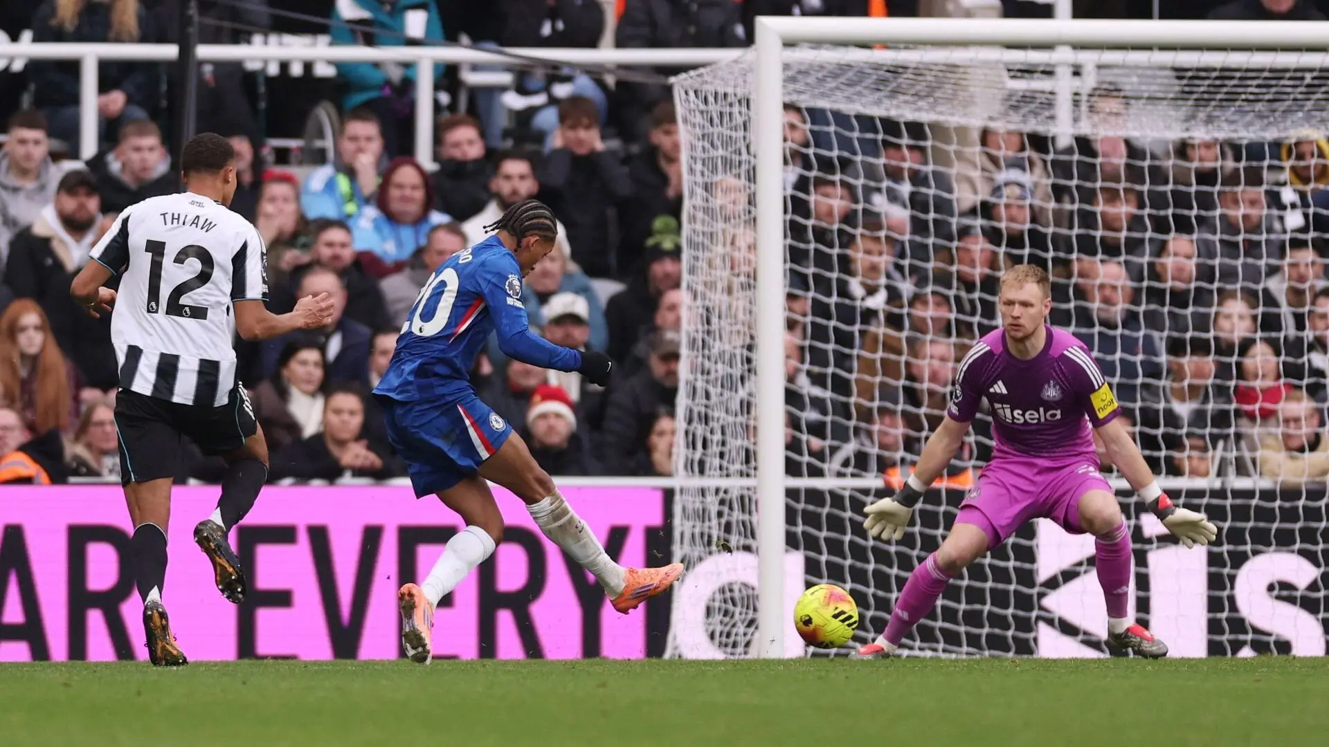 Chelsea thoát thua trên sân Newcastle